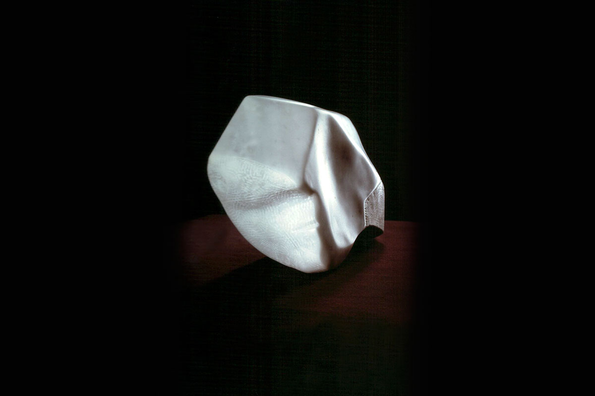Scultura in marmo bianco dalla forma sfaccettata